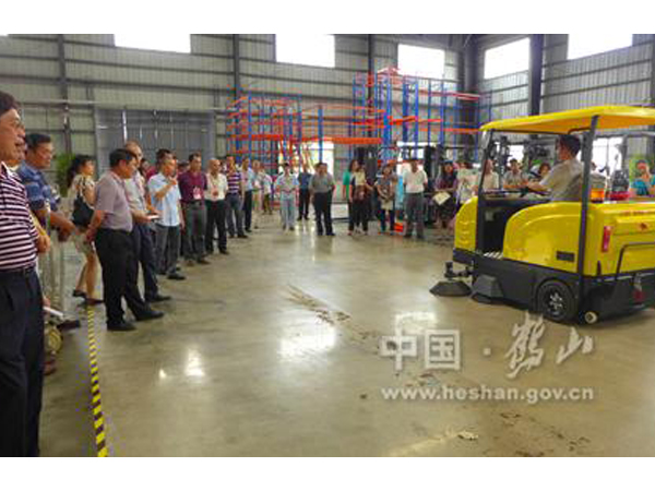 向省、市領(lǐng)導(dǎo)展示操作牛力電動掃地車